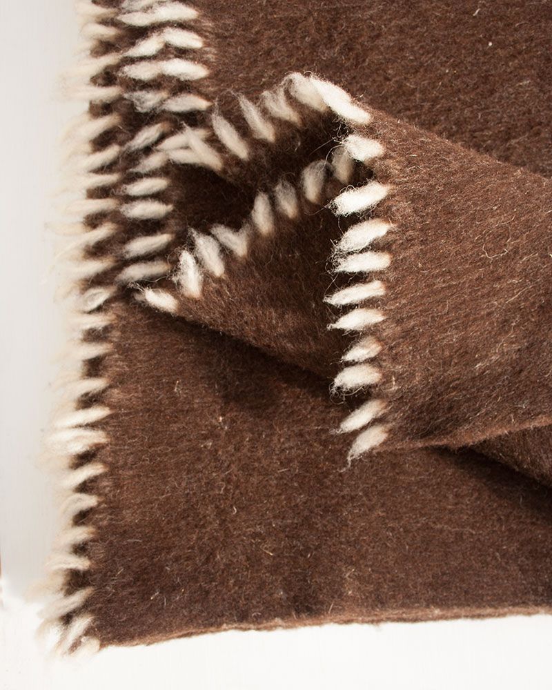 mantas de lana merino para cama españolas artesanales marrón chocolate Astorga León Maragatas